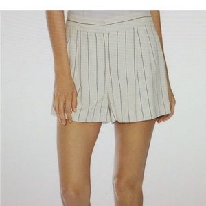 NWT VINCE CAMUTO PLEATED PINSTRIPED SHORTS SIZE 12